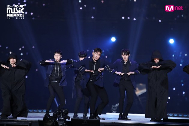 Gambar Foto Penampilan NU'EST W di panggung MAMA 2017 Jepang.