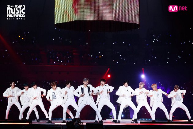 Gambar Foto Penampilan Wanna One di panggung MAMA 2017 Jepang.