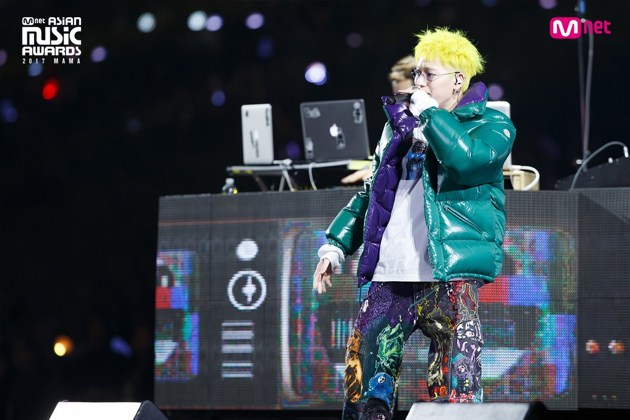 Gambar Foto Penampilan Zico Block B di panggung MAMA 2017 Jepang.