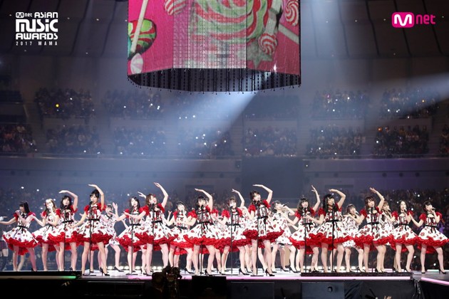 Gambar Foto Penampilan AKB48 di panggung MAMA 2017 Jepang.