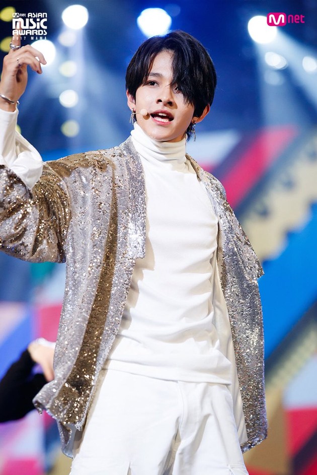 Gambar Foto Penampilan Kim Samuel di panggung MAMA 2017 Vietnam.