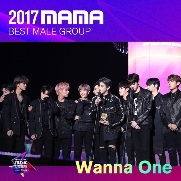 Gambar Foto Wanna One meraih piala Best Male Group di MAMA 2017 Hong Kong.