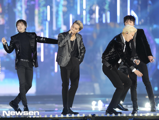 Gambar Foto Kemeriahan MelOn Music Awards 2017 Dibuka dengan penampilan Winner nyanyikan lagu 'Really Really'