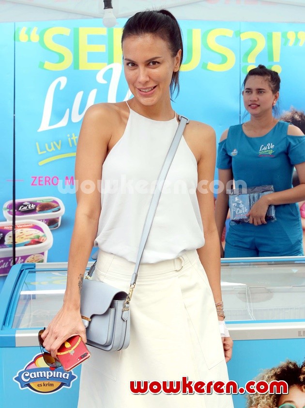 Gambar Foto Sophia Latjuba di Launching Varian Baru Es Krim LuVe