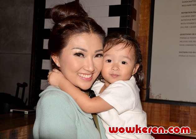 Gambar Foto Sarwendah dan Thalia Putri Onsu di Acara 'Pacific Place 10th Anniversary'
