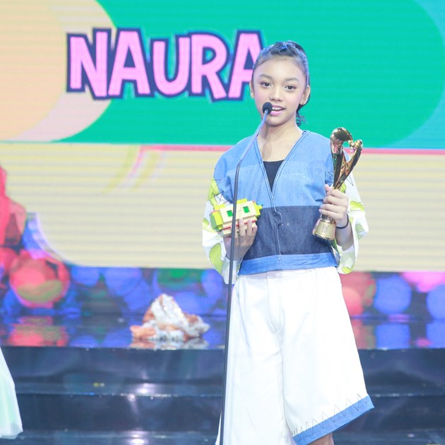 Gambar Foto Naura, putri Nola, berhasil menang sebagai Idola Kesayangan di Mom & Kids Awards 2017.
