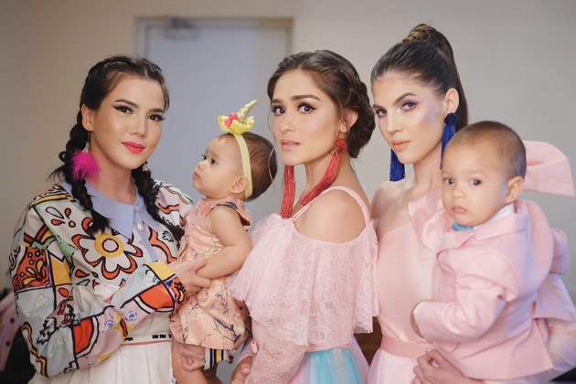 Gambar Foto Geng Yasmine Wildblood, Alice Norin, dan Mikaila Patritz tampil dengan nuansa colourful bersama bayi-bayi mereka.