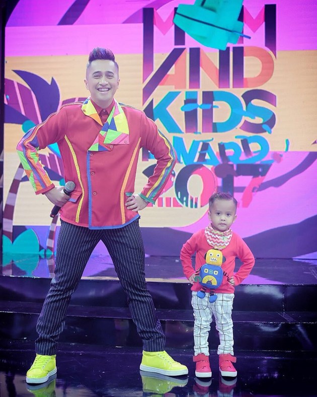 Gambar Foto Irfan Hakim dan putra bungsunya kompak serba merah di Mom & Kids Awards 2017.