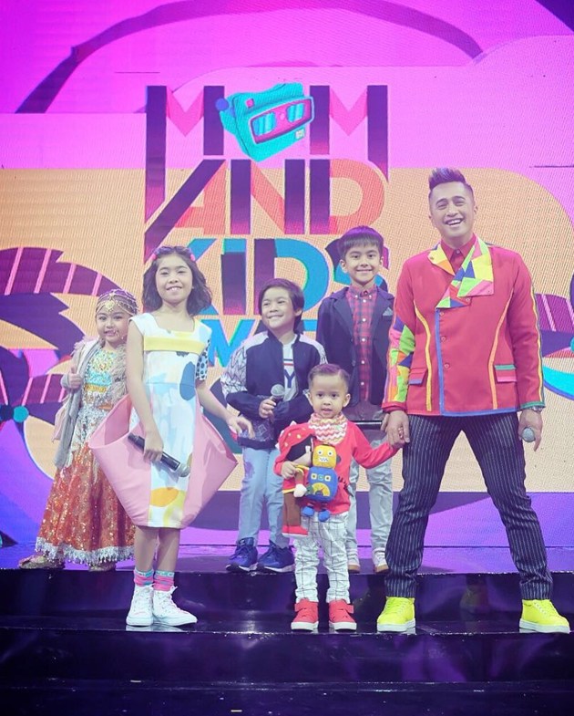 Gambar Foto Irfan Hakim dan Alifa menjadi host Mom & Kids Awards 2017.