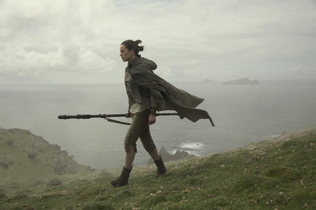 Foto Film ke-8 'Star Wars' ini melanjutkan kisah petualangan Rey menemui sang legenda galaksi, Luke Skywalker.