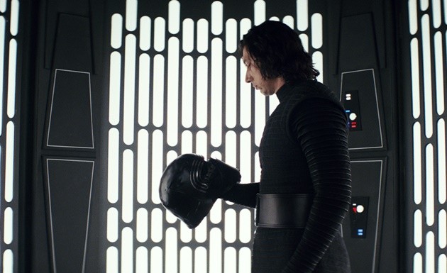 Foto Masa lalu Kylo Ren (Adam Driver) dan Luke Skywalker pun terungkap. Dendam Kylo Ren begitu membara kepada Luke.