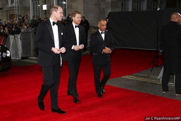 Gambar Foto Pangeran William dan Harry menghadiri acara premiere dan mendapat gift spesial berupa helm Stormtrooper.