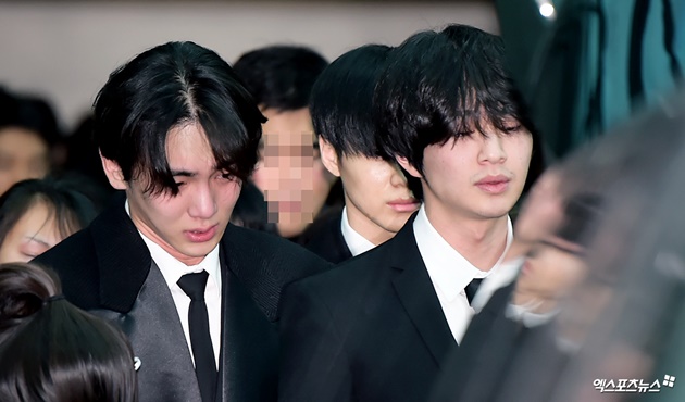 Gambar Foto Key dan Onew SHINee tak bisa menyembunyikan kesedihan mereka karena kehilangan Jonghyun.