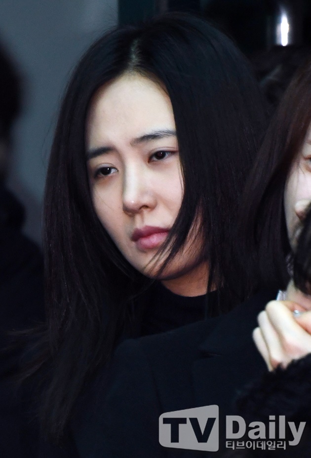 Gambar Foto Yuri menangis dan wajahnya terlihat bengkak saat prosesi pemakaman Jonghyun.