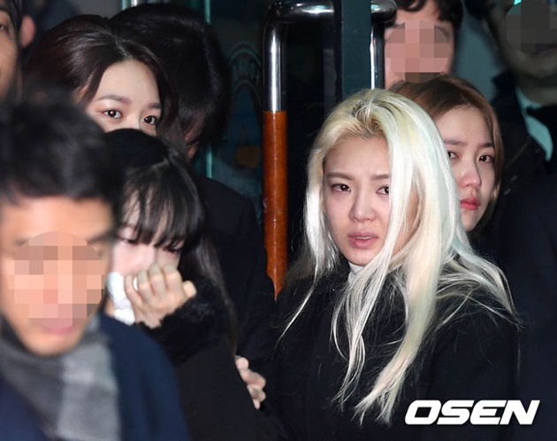Gambar Foto Seperti rekan-rekan satu grupnya, Hyoyeon juga tak kuasa menahan tangis saat prosesi pemakaman Jonghyun.