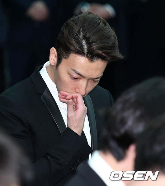 Gambar Foto Donghae Super Junior menangis dalam diam saat prosesi pemakaman Jonghyun.