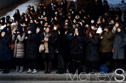 Gambar Foto Shawol (para penggemar SHINee) pun ikut mengantarkan kepergian Jonghyun.