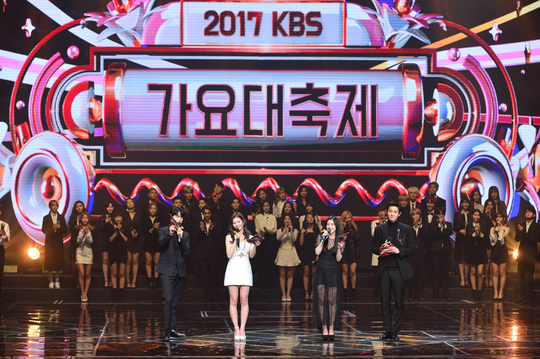 Gambar Foto Chanyeol, Sana, Irene dan Jin didapuk menjadi MC bagian pertama KBS Gayo Daechukje 2017.