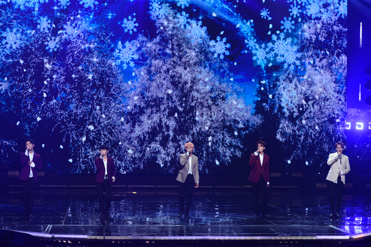 Gambar Foto Vocal team Seventeen begitu memukau saat menyanyi lagu 'Habit' di KBS Gayo Daechukje 2017.