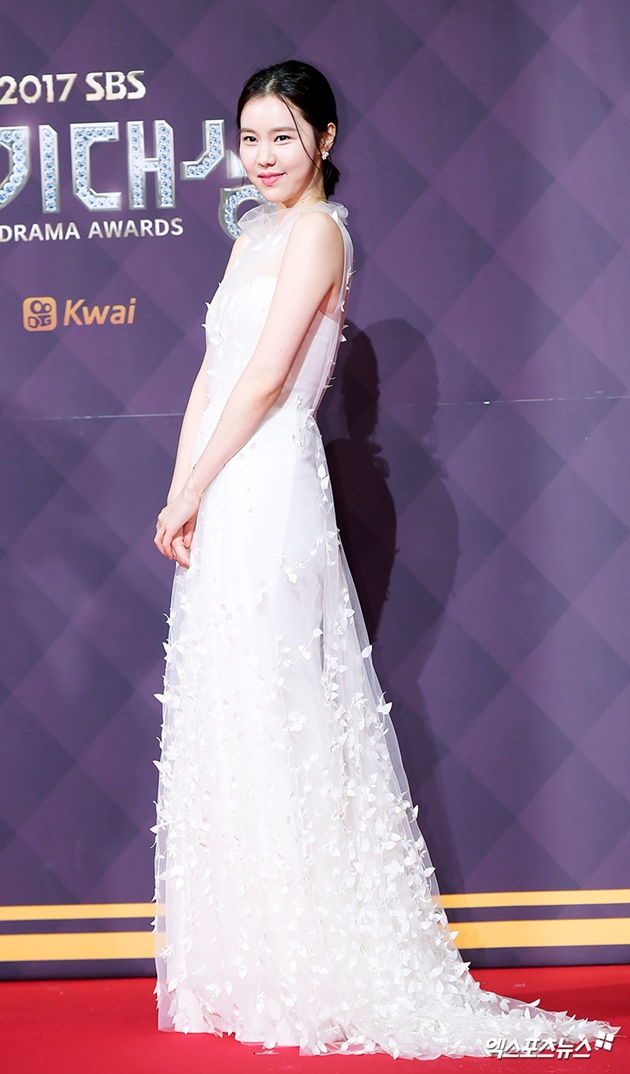 Foto Senyum manis Kim Ye Won di Red Carpet SBS Drama Awards 2017