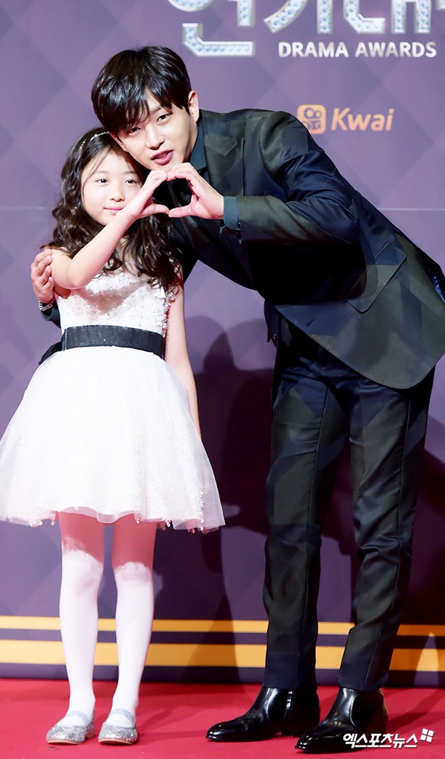 Foto Manisnya Shin Rin Ah dan Kim Min Suk di Red Carpet SBS Drama Awards 2017