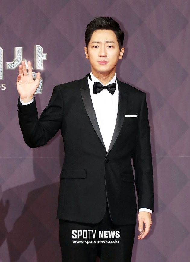 Foto Lee Sang Yeob tampil ganteng di Red Carpet SBS Drama Awards 2017
