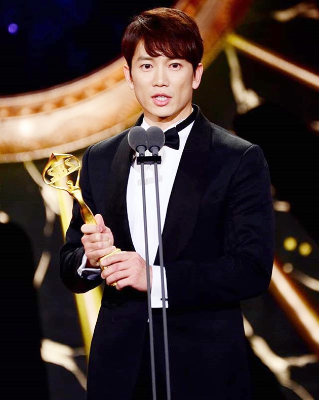 Gambar Foto Ji Sung menyabet Daesang berkat 