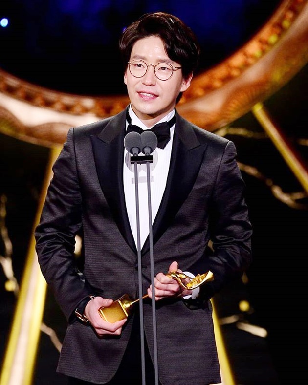 Foto Um Ki Joon memenangkan Best Character untuk peran kejamnya di SBS Drama Awards 2017