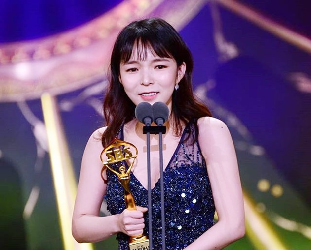 Foto Park Jin Joo memenangkan Best Supporting Actress di SBS Drama Awards 2017