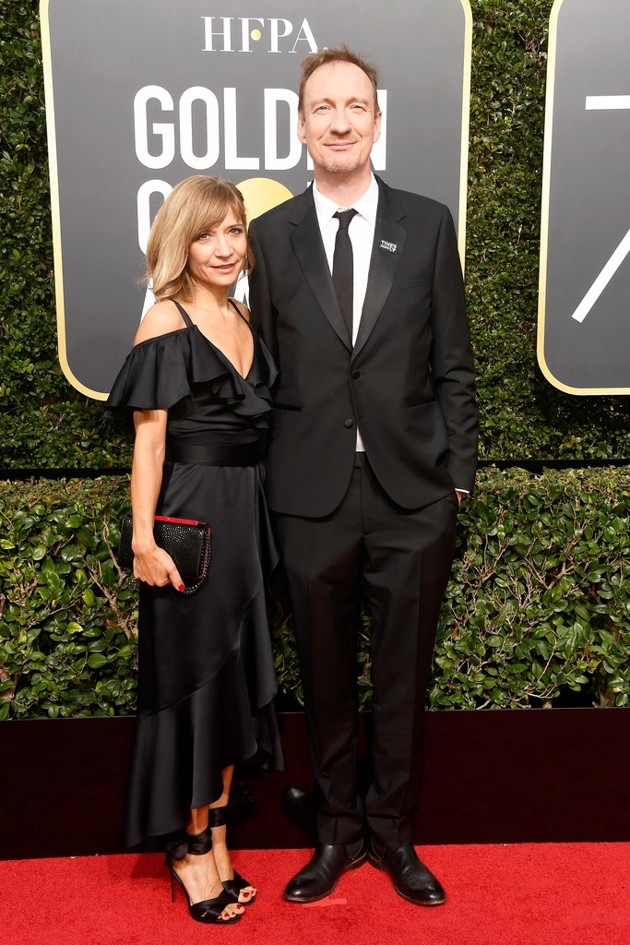 Gambar Foto David Thewlis hadir bersama istri di Red Carpet Golden Globe Awards 2018.