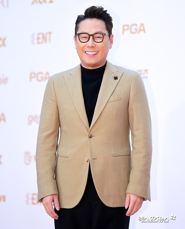 Foto Yoon Jong Shin yang tahun lalu sukses dengan single 'Like This' hadir di red carpet Golden Disc Awards 2018.