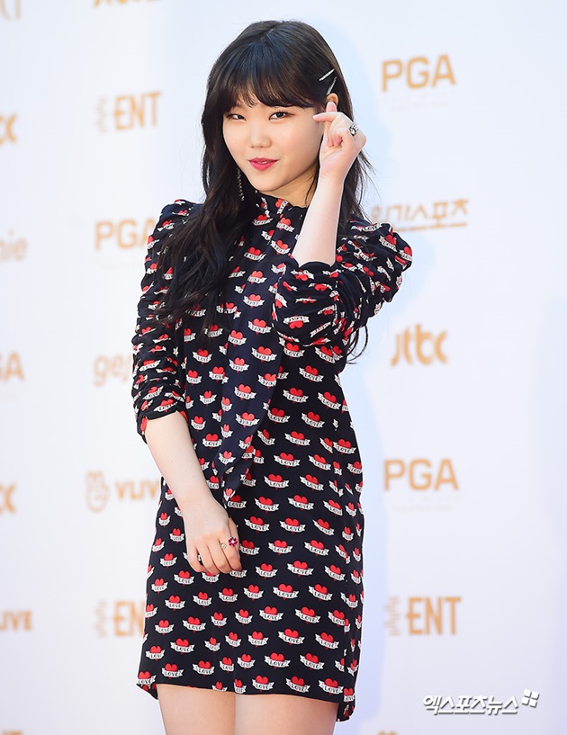 Gambar Foto Lee Soo Hyun Akdong Musician datang sendiri di red carpet Golden Disc Awards 2018 tanpa sang kakak yang sedang menjalani wajib militer.