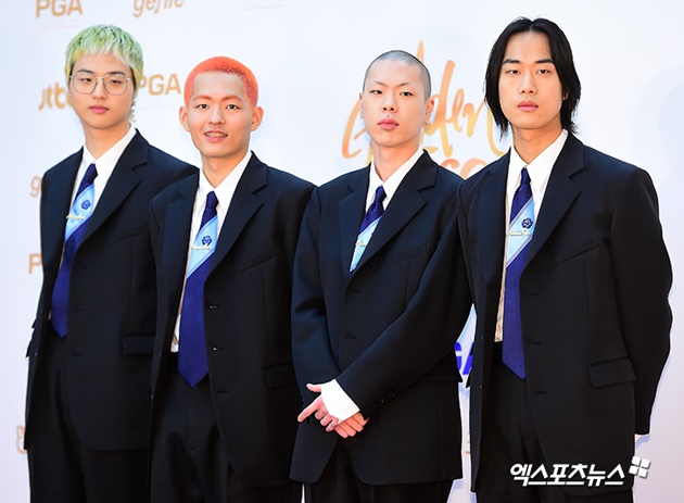 Gambar Foto Para personel Hyukoh berbalut setelan jas di red carpet Golden Disc Awards 2018.