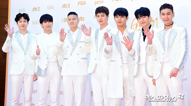 Gambar Foto BTOB kompakan dengan hadir berbalut setelan jas serba putih di red carpet Golden Disc Awards 2018.