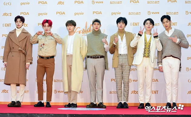 Gambar Foto Penampilan unik dari ketujuh member Monsta X di red carpet Golden Disc Awards 2018.