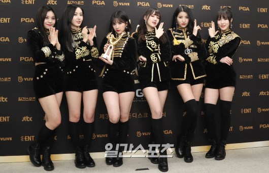 Gambar Foto Para personel G-Friend berfoto bersama sambil memamerkan trofi Best Female Group usai gelaran Golden Disc Awards 2018.