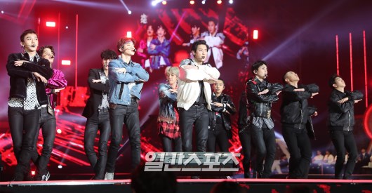 Gambar Foto Aksi panggung EXO saat membawakan 'The Eve', 'Diamond', 'Run This' serta 'Ko Ko Bop' di Golden Disc Awards 2018.