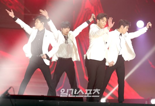 Gambar Foto NU'EST W tampil berempat dan membawakan dua lagu mereka di Golden Disc Awards 2018.