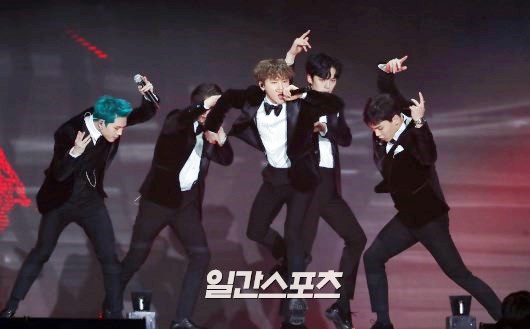 Gambar Foto Para personel Monsta X tampil enerjik di atas panggung Golden Disc Awards 2018.