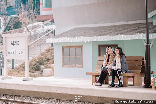 Gambar Foto Sekilas terlihat di stasiun, tapi ini adalah Gyeongui Line Book Street, yang terletak di kawasan Universitas Hongik, Seoul yang jadi lokasi syuting 'I Am Not a Robot'.