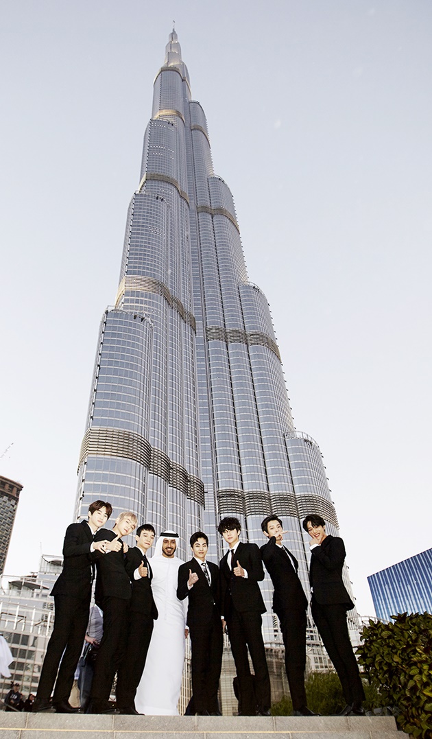 Gambar Foto EXO berpose dengan salah satu sosok berpengaruh di Dubai setelah pertunjukan Dubai Fountain Show.