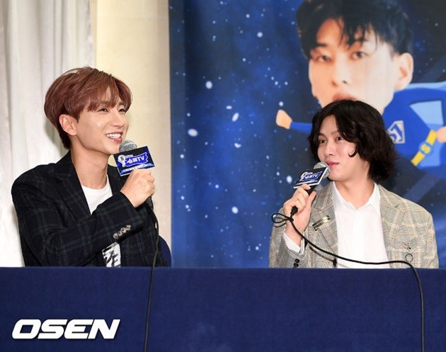 Gambar Foto Leeteuk dan Heechul menjawab pertanyaan di jumpa pers variety show 'Super TV'