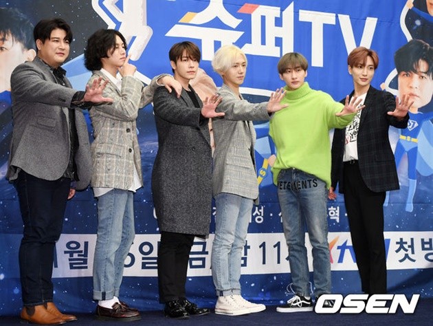 Gambar Foto Pose khas Super Junior di jumpa pers variety show 'Super TV'
