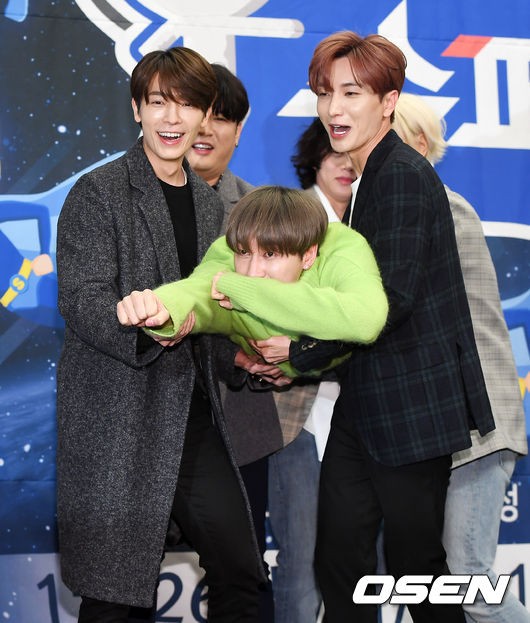 Gambar Foto Eunhyuk jadi korban gokil Leeteuk cs di jumpa pers variety show 'Super TV'