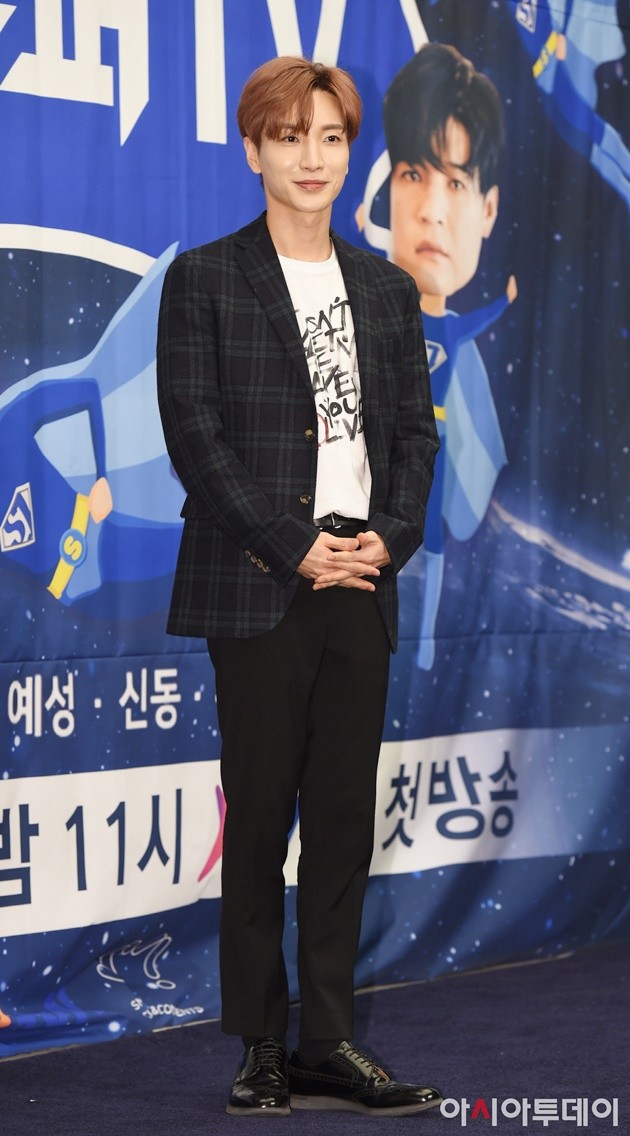 Gambar Foto Pose keren Leeteuk di jumpa pers variety show 'Super TV'