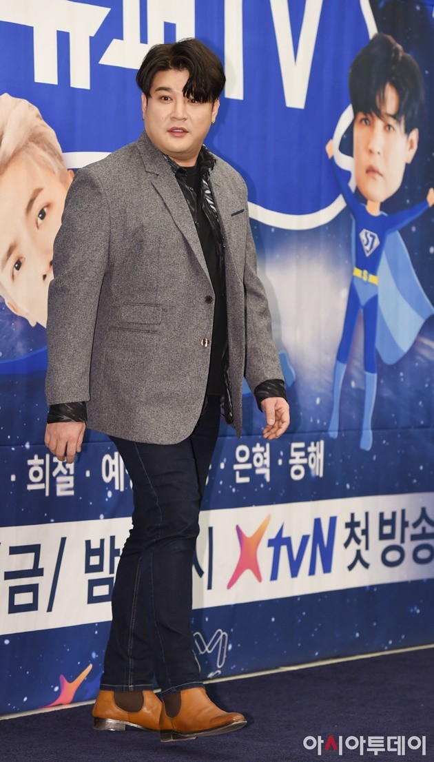 Gambar Foto Pose keren Shindong di jumpa pers variety show 'Super TV'