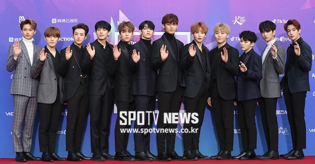 Gambar Foto Seventeen di Red Carpet Seoul Music Awards 2018