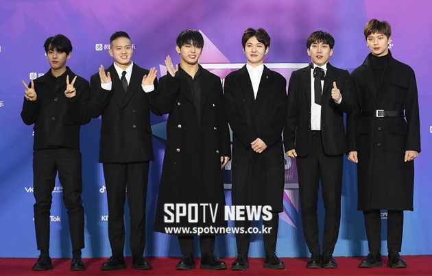Gambar Foto BTOB di Red Carpet Seoul Music Awards 2018