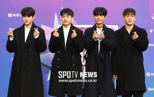 Foto NU'EST W di Red Carpet Seoul Music Awards 2018