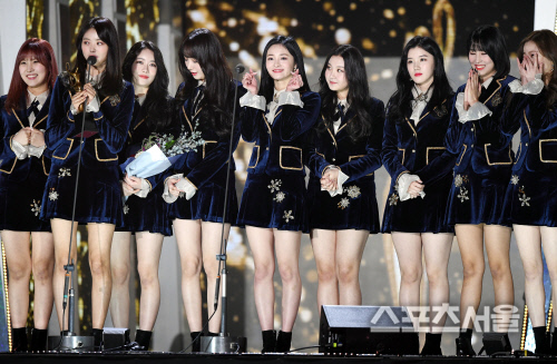 Gambar Foto Pristin Raih Piala Rookie Award